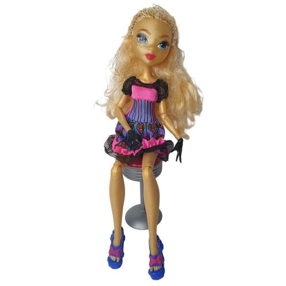 Monster High Dayna Treasure Jones Shriekwrecked Fashion Doll and Chair Bundle - Picture 4 of 7